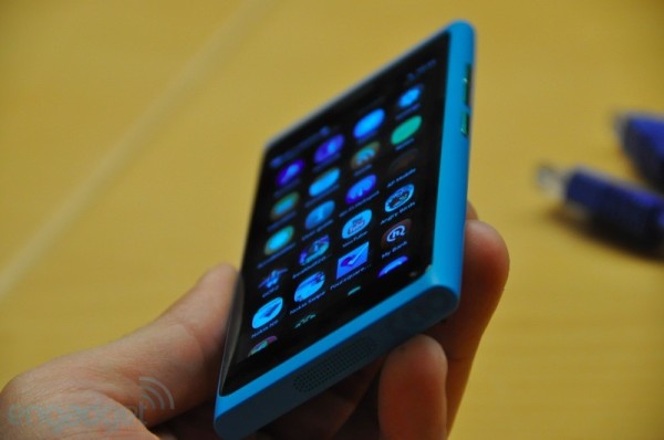نوكيا N9 الجديد 2011 صورومواصفاته الروعة Nokia-n9-3