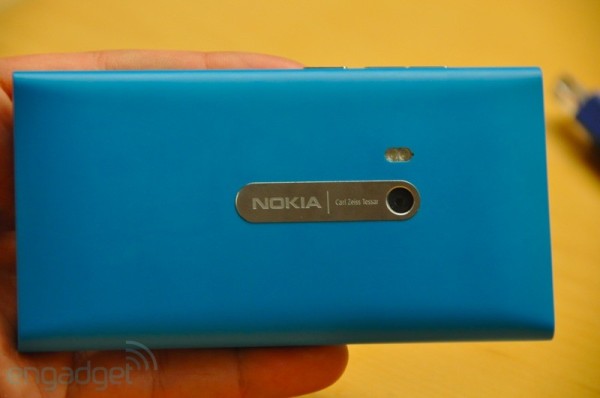 نوكيا N9 الجديد 2011 صورومواصفاته الروعة Nokia-n9-8